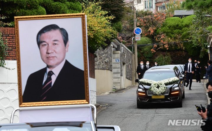 [서울=뉴시스] 홍효식 기자 = 고(故) 노태우 전 대통령의 영정과 운구차량이 노제를 치르기 위해 30일 오전 서울 서대문구 고인의 자택에 도착하고 있다. (공동취재사진) 2021.10.30. photo@newsis.com