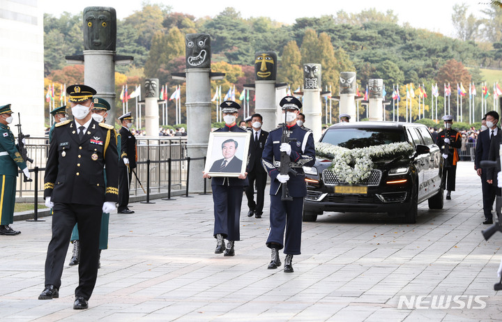 [서울=뉴시스] 사진공동취재단 = 30일 오전 서울 송파구 올림픽공원에서 고 노태우 전 대통령의 국가장 영결식이 엄수되고 있다. 2021.10.30. photo@newsis.com