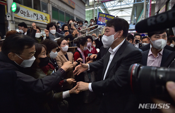 [대구=뉴시스] 이무열 기자 = 윤석열 국민의힘 대선 경선 후보가 30일 오후 민생탐방을 위해 대구 중구 서문시장을 찾아 시민들에게 인사하고 있다. 2021.10.30. lmy@newsis.com
