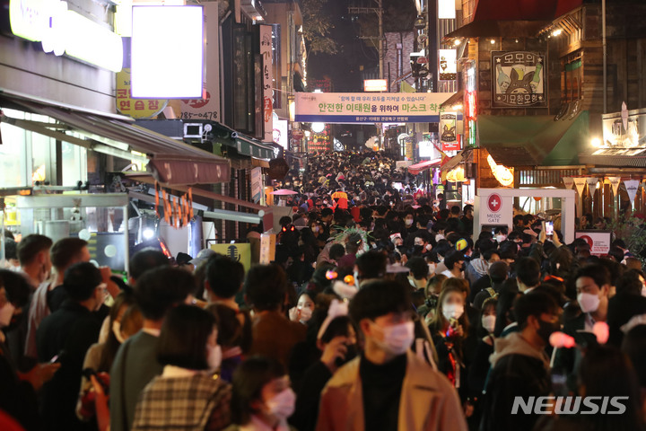 [서울=뉴시스] 박미소 기자 = 서울 용산구 이태원 거리가 시민들로 북적이고 있다. 2021.10.30. misocamera@newsis.com