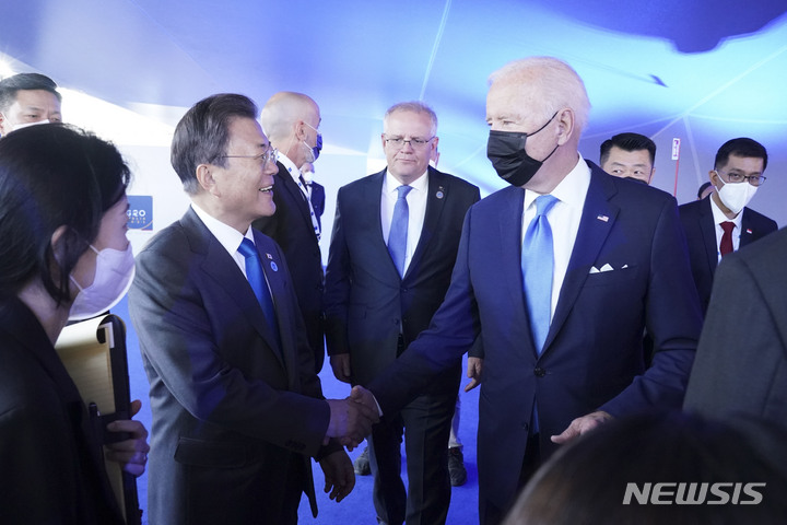 [로마=뉴시스] 김진아 기자 = 문재인 대통령이 30일(현지시간) 이탈리아 로마 누볼라 컨벤션에서 열린 G20 공식 환영식에 도착해 조 바이든 미국 대통령과 인사하고 있다. 2021.10.30. bluesoda@newsis.com