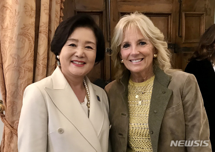 [로마=뉴시스] 김진아 기자 =  G20 정상회의 참석차 로마를 방문 중인 문재인 대통령 부인 김정숙 여사가 30일 오전(현지시간) G20 정상 배우자들과의 친교를 위해 방문한 로마 콜로세움에서 브리짓 마크롱 프랑스 대통령 부인과 기념촬영을 하고 있다. (사진=청와대 제공) 2021.10.30. bluesoda@newsis.com