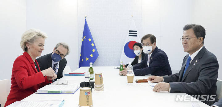 [로마=뉴시스] 김진아 기자 = 문재인 대통령과 우르줄라 폰데어라이엔 EU 집행위원장이 30일(현지시간) 이탈리아 로마 누볼라 컨벤션 양자회담장에서 한-EU 정상회담을 하고 있다. 2021.10.30. bluesoda@newsis.com