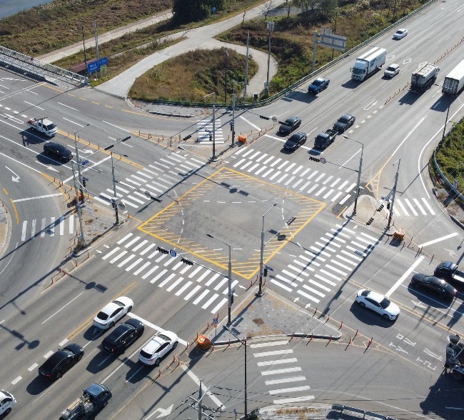 [청주=뉴시스] 안성수 기자 = 충북경찰청이 교통 체증의 원인인 '교차로 꼬리물기' 근절을 위해 상승 발생지 8곳에 옐로우존을 설치, 운영한다. 사진은 옥산교차로 옐로우 존 전경. 충북경찰은 내년까지 무인교통단속장비도 추가 설치할 방침이다. 사진은 기사내용과 직접적인 연관 없음. (사진=충북경찰청 제공) 2021.10.31. photo@newsis.com *재판매 및 DB 금지