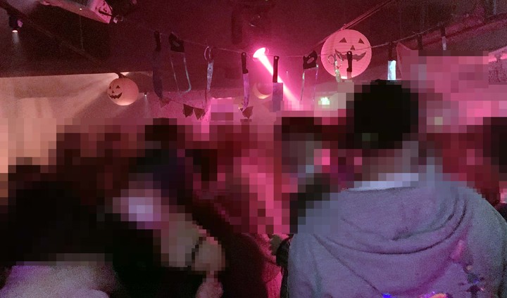 [부산=뉴시스] 손님 100여 명을 출입시켜 춤을 추게 하는 등 무허가 클럽을 운영해 식품위생법 위반으로 단속된 부산진구 일반음식점. (사진=부산경찰청 제공) *재판매 및 DB 금지