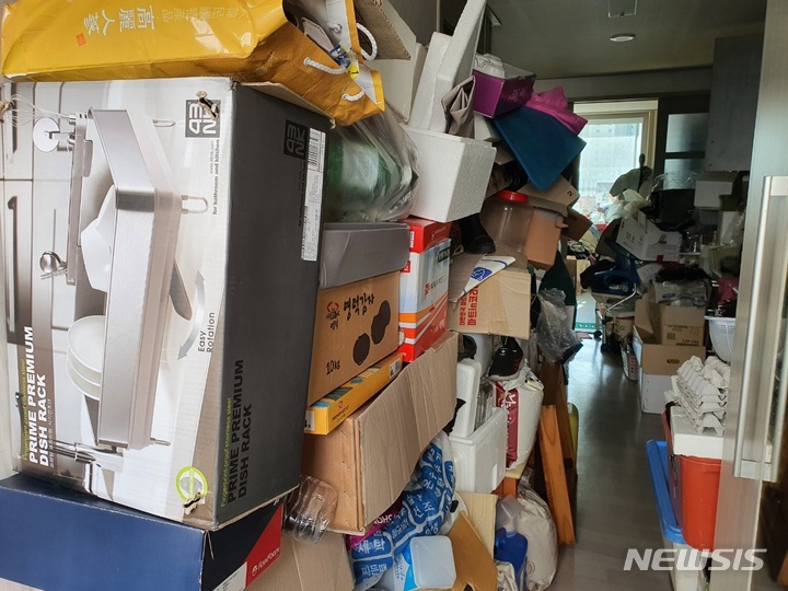 [포항=뉴시스] 강진구 기자 = 경북 포항의 한 18평 아파트에서 각종 생활쓰레기 5t가량이 나와 '도대체 무슨 일이 있었는 지' 시민들이 궁금해 하고 있다.사진은 장량동 A아파트 입구부터 적재된 생활쓰레기.2021.10.31.dr.kang@newsis.com