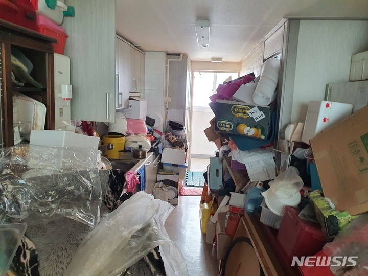 [포항=뉴시스] 강진구 기자 = 경북 포항의 한 18평 아파트에서 각종 생활쓰레기 5t가량이 나와 '도대체 무슨 일이 있었는 지' 시민들이 궁금해 하고 있다.사진은 장량동 A아파트 거실에 적재된 생활쓰레기.2021.10.31.dr.kang@newsis.com