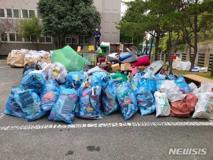 [포항=뉴시스] 강진구 기자 = 경북 포항의 한 18평 아파트에서 각종 생활쓰레기 5t가량이 나와 '도대체 무슨 일이 있었는 지' 시민들이 궁금해 하고 있다.사진은 장량동 A아파트에서 수거한 생활쓰레기 일부.2021.10.31.dr.kang@newsis.com