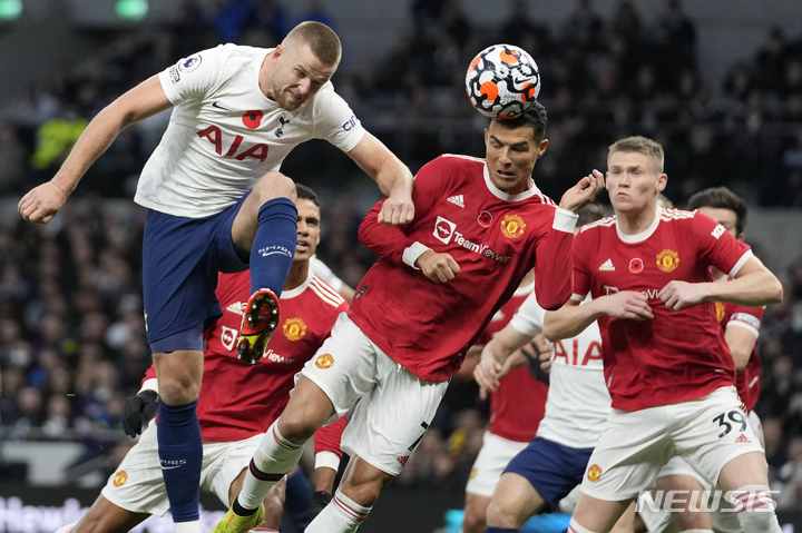 [런던=AP/뉴시스]헤딩 경합 중인 선수들. 2021.10.30.