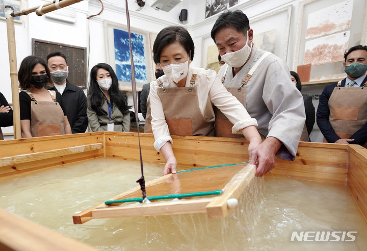 [로마=뉴시스] 김진아 기자 = 김정숙 여사가 30일 오후(현지시간) 국립로마미술대학에서 국가무형문화재 한지장 보유자 안치용 장인의 도움으로 한지를 뜨는 물질 기법을 배우고 있다. 2021.10.31. bluesoda@newsis.com