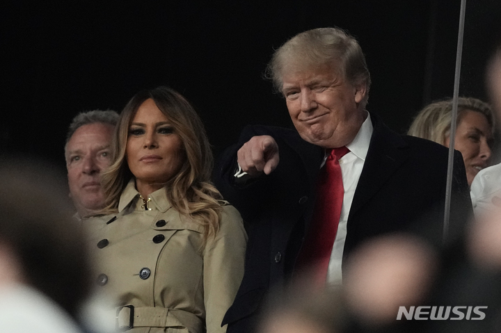 [애틀랜타(미국)=AP/뉴시스]지난달 30일(현지시간) 도널드 트럼프 전 미국 대통령이 아내 멜라니아 여사와&nbsp; 조지아주 애틀랜타 트루이스트파크에서 개최된 메이저리그 월드시리즈 4차전을 보며 제스처를 취하고 있다. 2021.11.03.