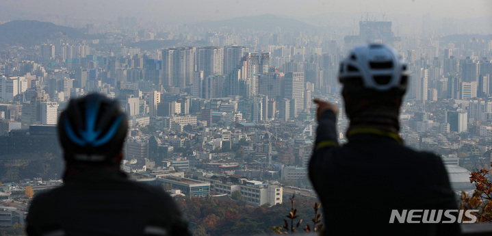 [서울=뉴시스] 조수정 기자 = 서울 남산에서 바라본 서울 강북권 아파트. 2021.10.31. chocrystal@newsis.com