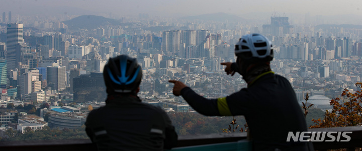 [서울=뉴시스] 조수정 기자 = 부동산 규제 풍선효과로 대출 규제를 피할 수 있는 6억원 이하 아파트 매수가 늘며 서울시내 6억원 이하 아파트 매물이 빠르게 줄어들고 있다. 사진은 31일 서울 남산에서 바라본 서울 강북권 아파트. 2021.10.31. chocrystal@newsis.com