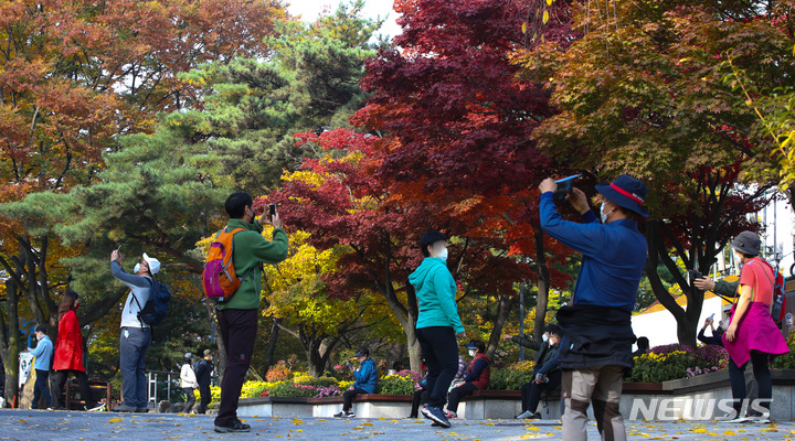 [서울=뉴시스] 조수정 기자 = 611일간 이어진 사회적 거리두기 체계가 31일 자정을 기해 단계적으로 해제된다. '위드 코로나(단계적 일상회복)' 시행을 하루 앞둔 31일 서울 남산에서 시민들이 가을을 만끽하고 있다. 2021.10.31. chocrystal@newsis.com
