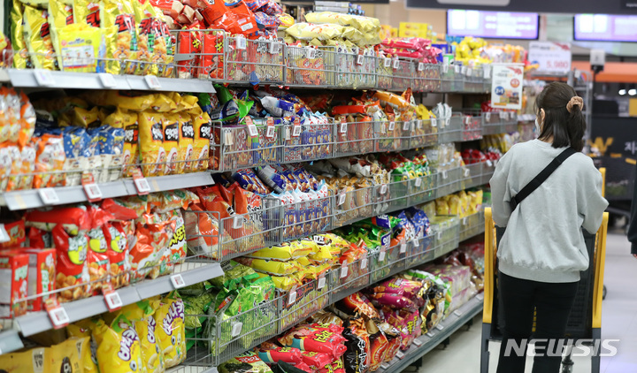 [서울=뉴시스] 이영환 기자 = 지난 10월31일 오전 서울 시내의 한 대형마트에 봉지과자가 진열돼 있다. 2021.10.31. 20hwan@newsis.com