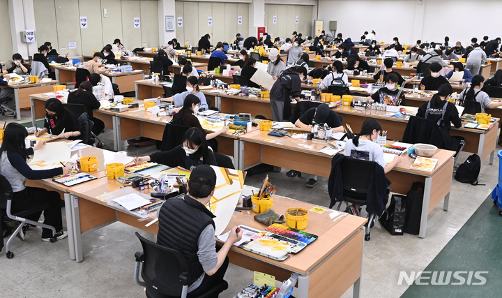 [화성=뉴시스] 김종택기자 = 2022학년도 신입생 수시모집 가구 디자인 실기고사가 열린 지난해 10월31일 오전 경기도 화성시 협성대학교에서 수험생들이 실기고사를 치르고 있다. 2022.09.07. photo@newsis.com