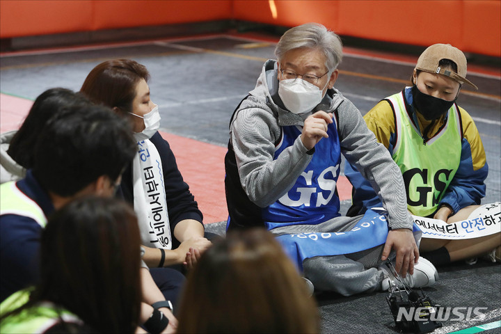 [고양=뉴시스] 국회사진기자단 = 이재명 더불어민주당 대선 후보가 31일 오전 경기도 고양시 덕양구 상암농구장에서 2030 여성들과 여성에 맞게 규격과 규칙이 조정된 농구와 흡사한 생활체육 '넷볼' 경기를 체험한 후 간담회를 갖고 있다. 2021.10.31. photo@newsis.com