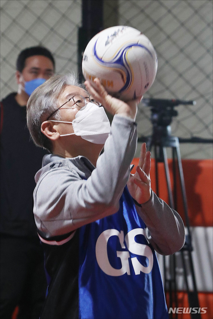 [고양=뉴시스] 국회사진기자단 = 이재명 더불어민주당 대선 후보가 31일 오전 경기도 고양시 덕양구 상암농구장에서 2030 여성들과 여성에 맞게 규격과 규칙이 조정된 농구와 흡사한 생활체육 '넷볼' 경기를 체험하고 있다. 2021.10.31. photo@newsis.com