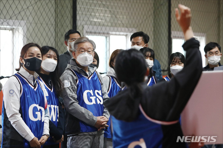 [고양=뉴시스] 국회사진기자단 = 이재명 더불어민주당 대선 후보가 31일 오전 경기도 고양시 덕양구 상암농구장에서 2030 여성들과 여성에 맞게 규격과 규칙이 조정된 농구와 흡사한 생활체육 '넷볼' 경기를 체험하기 전 경기 규칙에 대해 설명을 듣고 있다. 2021.10.31. photo@newsis.com