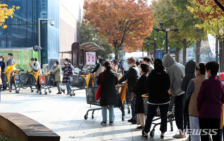 [서울=뉴시스] 이영환 기자 = 31일 오전 서울 성동구 이마트 성수점을 찾은 시민들이 한우데이 및 쓱데이를 맞아 쇼핑을 하기위해 줄지어 서 있다. 신세계그룹 18개 계열사는 30일, 31일 양일간 2021 대한민국 쓱데이를 진행하며 다양한 할인 혜택을 제공한다. 2021.10.31. 20hwan@newsis.com
