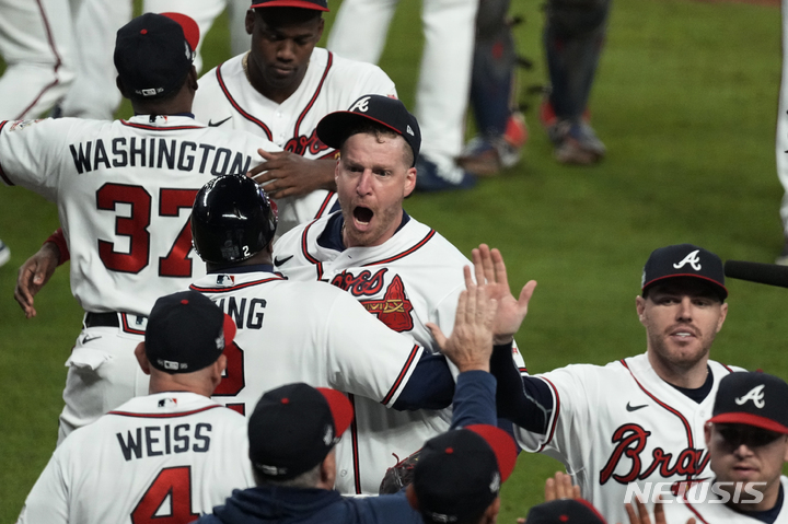 [애틀랜타=AP/뉴시스]환호하는 애틀랜타 선수들. 2021.10.31. 