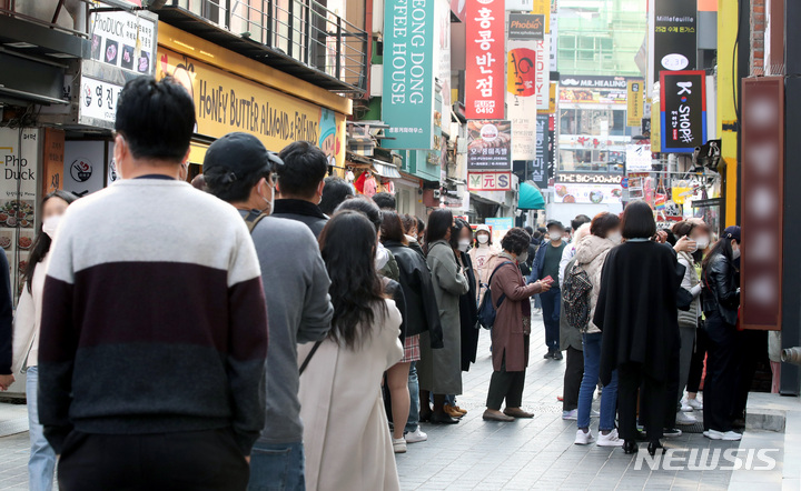 [서울=뉴시스] 김병문 기자 = 지난해 10월31일 오후 서울 중구 명동 거리의 한 식당 앞에 시민들이 식사를 위해 줄 서 있다. 2021.10.31. dadazon@newsis.com