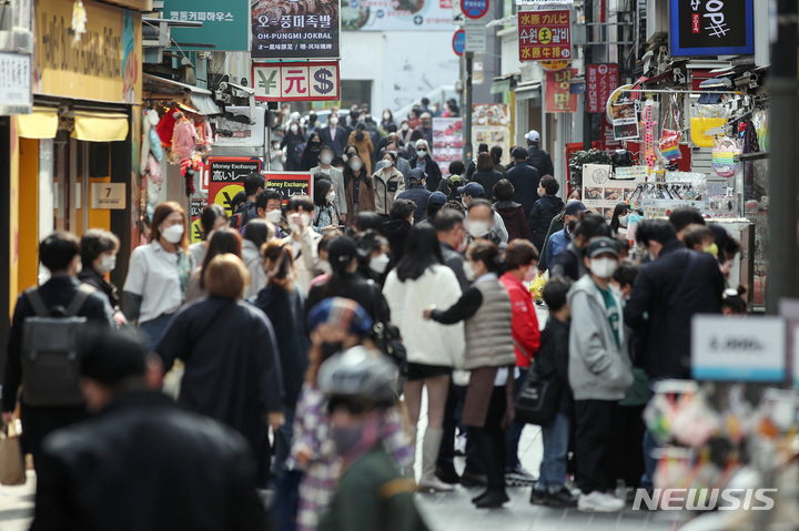 [서울=뉴시스] 김병문 기자 = 서울 중구 명동 거리가 시민들로 북적이고 있다. 2021.10.31. dadazon@newsis.com