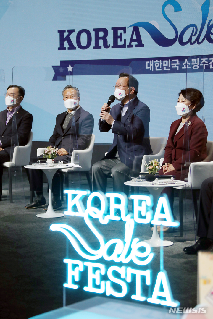 [서울=뉴시스] 배훈식 기자 = 김부겸(왼쪽 세번째) 국무총리가 31일 오후 서울 중구 동대문 디자인 플라자(DDP) 서울 ON스튜디오에서 열린 코리아세일페스타(KSF) 개막식에 참석해 인사말을 하고 있다. (공동취재사진) 2021.10.31. photo@newsis.com