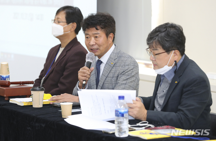 [서울=뉴시스] 최진석 기자 = 정의당 여영국(가운데) 대표가 31일 오후 서울 중구 스페이스쉐어 서울중부센터에서 정의당 전국위원회를 주재하고 있다. 2021.10.31. myjs@newsis.com