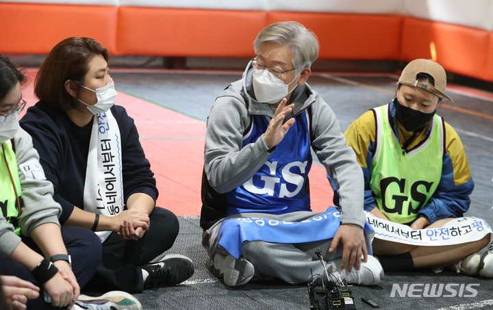 [고양=뉴시스] 국회사진기자단 = 이재명 더불어민주당 대선 후보가 31일 오전 경기도 고양시 덕양구 상암농구장에서 2030 생활체육인 여성들과 ‘넷볼’ 경기를 한 뒤 간담회를 하고 있다. ‘넷볼’은 여성에게 특화된 팀 스포츠로 패스를 통해 서로 연결되고 협력하는 팀 스포츠다. 2021.10.31. photo@newsis.com