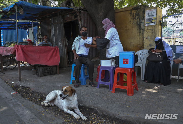 [AP/뉴시스] 31일 인도 하이데라바드에서 코로나19 백신 접종이 이뤄지고 있다