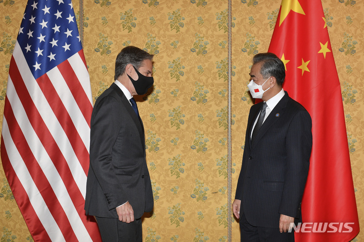 [로마=AP/뉴시스]주요20개국(G20) 정상회의 참석차 이탈리아 로마를 방문한 토니 블링컨 미국 국무장관(왼쪽)과 왕이 중국 외교담당 국무위원 겸 외교부장이 지난해 11월31일(현지시간) 로마에서 만나고 있다. 2021.11.01