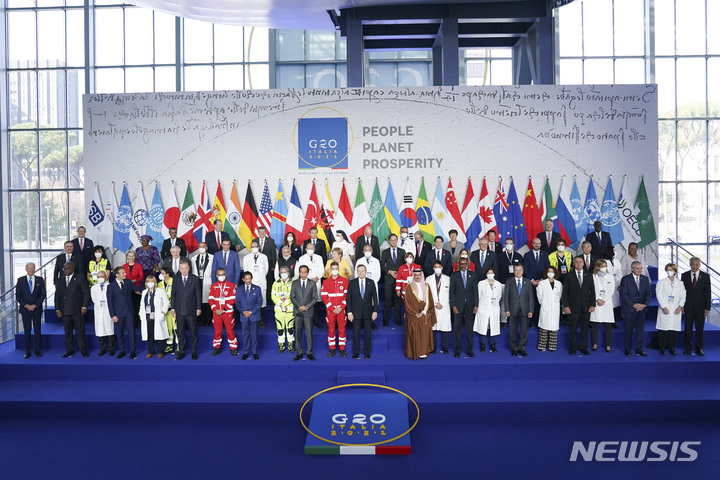 [로마=뉴시스] 김진아 기자 = 문재인 대통령이 30일(현지시간) 이탈리아 로마 누볼라 컨벤션에서 열린 G20 공식 환영식에서 각국 정상들과 기념촬영을 하고 있다. 2021.10.31. bluesoda@newsis.com