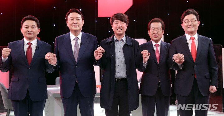 [서울=뉴시스] 국회사진기자단 = 31일 여의도 KBS스튜디오에서 열린 국민의힘 대선후보 제10차 조합토론회에 참석한 후보들과 이준석 당대표가 시작에 앞서 포토타임을 갖고 있다. 왼쪽부터 원희룡, 윤석열, 이 대표, 홍준표, 유승민 후보 2021.10.31. photo@newsis.com