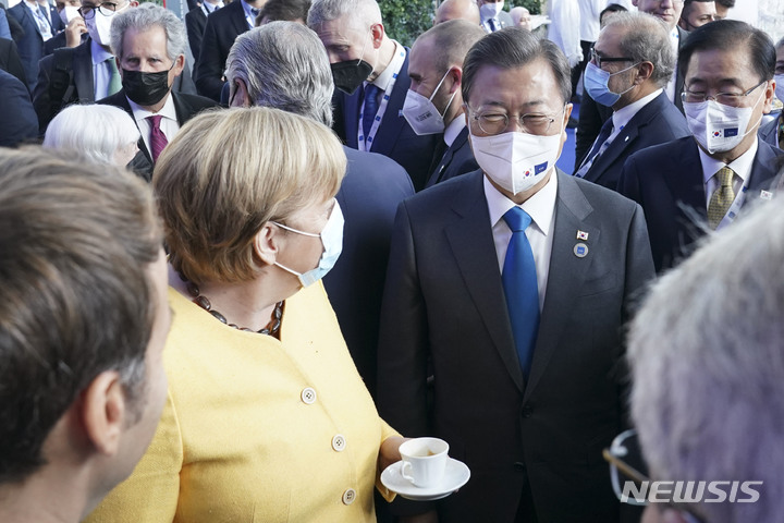 [로마=뉴시스] 김진아 기자 = 문재인 대통령이 30일(현지시간) 이탈리아 로마 누볼라 컨벤션에서 G20 공식 환영식 각국 정상 단체사진 촬영 전 정상 대기실에서 앙겔라 메르켈 독일 총리와 대화하고 있다. 2021.10.31. bluesoda@newsis.com. 