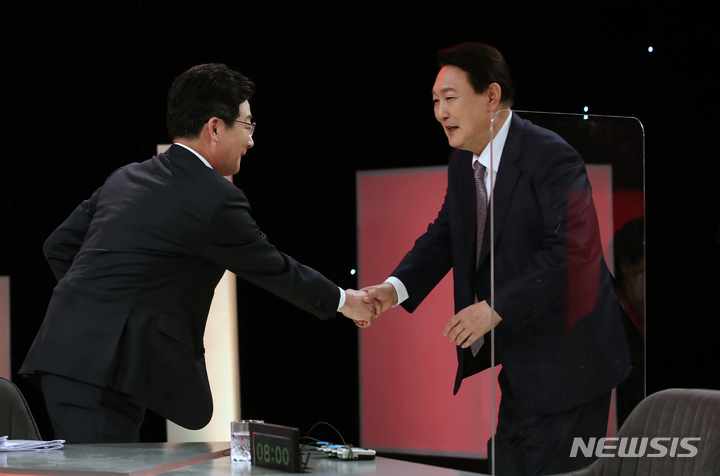 [서울=뉴시스] 국회사진기자단 = 31일 오후 서울 여의도 KBS본관 스튜디오에서 열린 국민의힘 제20대 대선 경선후보자 10차 토론회에서 윤석열(왼쪽), 유승민 후보가 악수를 나누고 있다. 2021.10.31. photo@newsis.com