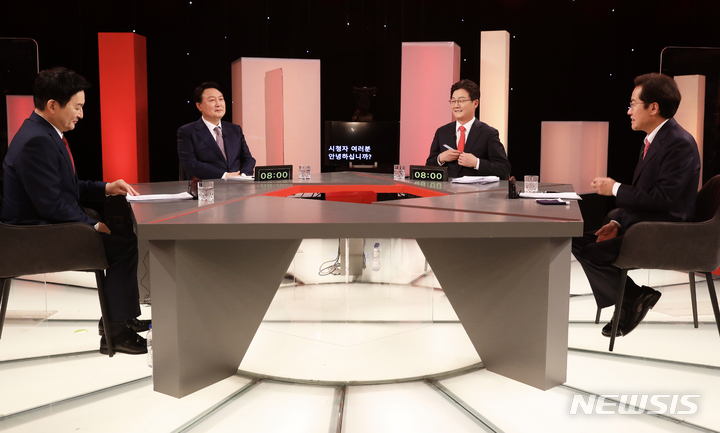 [서울=뉴시스] 국회사진기자단 = 31일 오후 서울 여의도 KBS본관 스튜디오에서 열린 국민의힘 제20대 대선 경선후보자 10차 토론회에서 원희룡(왼쪽부터), 윤석열, 유승민, 홍준표 후보가 토론 시작 전 대화를 나누고 있다. 2021.10.31. photo@newsis.com