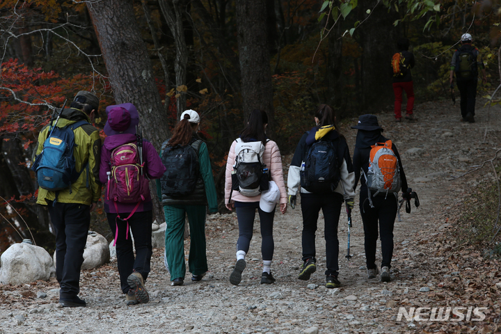 [인제=뉴시스] 김경목 기자 = 등산객들이 지난 2021년 10월 31일 오후 강원도 인제군 북면 설악산 국립공원 내설악 수렴동 계곡 탐방로를 따라 산행을 하고 있다. 해당 사진은 기사와 직접 관련이 없습니다. 2021.10.31. photo31@newsis.com