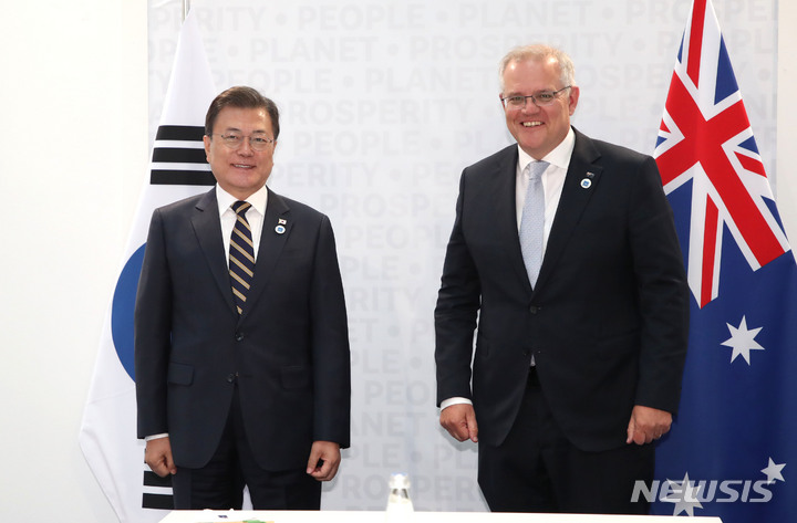 [로마=뉴시스] 김진아 기자 = 문재인 대통령이 31일(현지시간) 이탈리아 로마 누볼라 컨벤션 양자회담장에서 스콧 모리슨 호주 총리와 정상회담을 하기에 앞서 기념촬영을 하고 있다. 2021.10.31. bluesoda@newsis.com