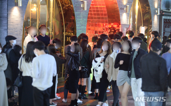 [광주=뉴시스] 김혜인 기자 = 핼러윈 데이인 31일 오후 광주 동구 구시청 사거리에 인파가 몰리고 있다. 2021.10.31.hyein0342@newsis.com