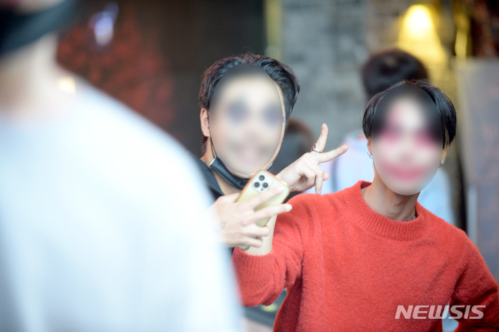 [광주=뉴시스] 김혜인 기자 = 핼러윈 데이인 31일 오후 광주 동구 구시청 사거리에 분장을 한 시민들이 마스크를 착용하지 않은 채 인증 사진을 찍고 있다. 2021.10.31. hyein0342@newsis.com