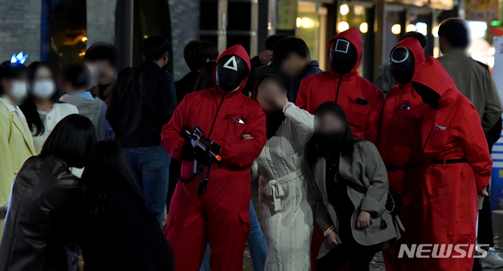 [광주=뉴시스] 변재훈 기자 = 핼러윈 데이이자 한국형 위드(With) 코로나인 '단계적 일상회복' 하루 전날인 31일 오후 광주 서구 치평동 상무지구에서 한 시민이 마스크를 쓰지 않은 채 유명드라마 캐릭터로 분장한 이들과 인증 사진을 촬영하고 있다. 2021.10.31. wisdom21@newsis.com