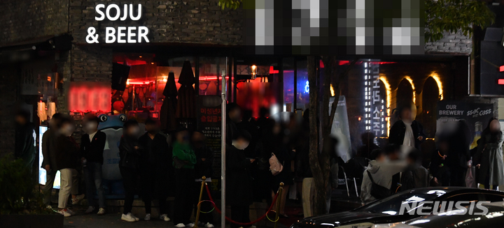 [르포] '위드코로나 전야 핼러윈' 광주 도심 기대·우려 교차 