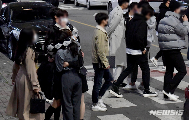 [광주=뉴시스] 변재훈 기자 = 핼러윈 데이이자 한국형 위드(With) 코로나인 '단계적 일상회복' 하루 전날인 31일 오후 광주 서구 치평동 상무지구 번화가 일대가에서 한 일행들이 반가움에 서로 부둥켜 안고 있다. 2021.10.31. wisdom21@newsis.com