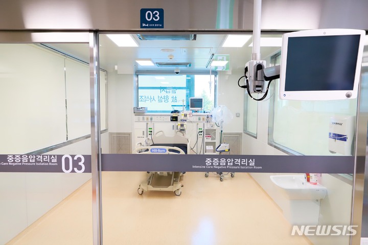 [부천=뉴시스] 순천향대부천병원에 마련된 코로나19 중환자 긴급치료병상의 모습. (사진=순천향대부천병원 제공). 2021.11.01. photo@newsis.com