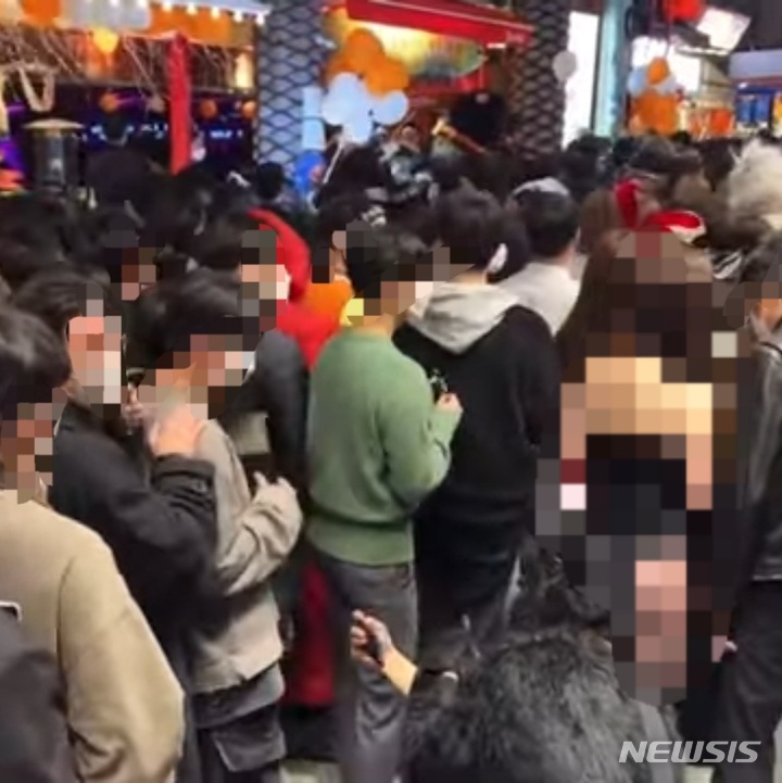 [서울=뉴시스][서울=뉴시스]지난달 1일 유튜브와 온라인 커뮤니티 등에는 핼러윈 데이 기간 서울 이태원에서 고릴라 분장을 한 남성이 바니걸 분장을 한 여성의 뒷모습 촬영하는 듯한 영상이 올라와 논란이 됐다. (사진=유튜브 캡쳐).