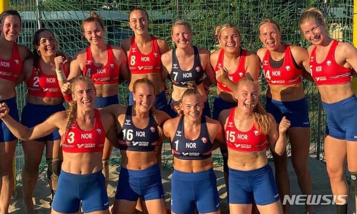 [불가리아=가디언/뉴시스] 지난 7월 노르웨이 여자 비치핸드볼팀이 유로 비치볼선수권대회에 당시 규정인 '비키니'를 입지 않고 경기에 나선 모습. 1일(현지시간) 외신에 따르면 국제핸드볼연맹(IHF)은 비키니 규정이 성차별적이라는 국제적 비판을 받자 여자 선수들도 반바지를 입도록 허용했다. 2021.11.01.(사진 출처=가디언 홈페이지 캡쳐) *재판매 및 DB 금지.