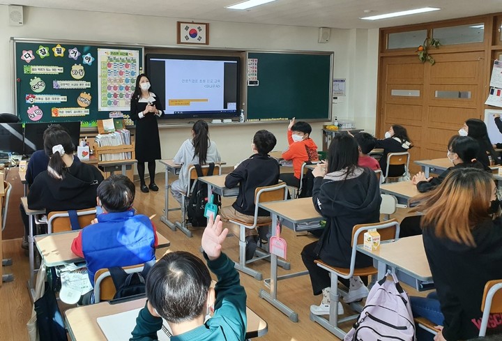 창원한들초, 전문직업인 초청 진로특강. *재판매 및 DB 금지