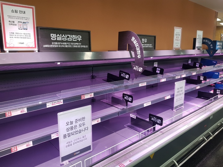 이마트는 지난달 29일부터 11월 1일까지 4일간 행사카드로 결제 시 한우를 최대 50% 할인하는 한우데이를 진행했다. 사진은 이마트 영등포점. photo@newsis.com *재판매 및 DB 금지