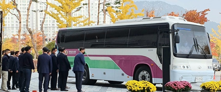 [홍성=뉴시스] 충남도의회 직원들이 연찬회를 떠나는 도의원들을 배웅하고 있다. 뉴시스DB *재판매 및 DB 금지